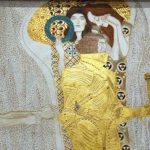la pittura mitteleuropea viennese in una grande mostra retrospettiva Inseritosi sul vuoto lasciato dalla morte di Hans Makart avvenuta nel 1884, troviamo un giovane Gustav Klimt impegnato a dipingere un’opera commissionatagli dal Teatro della città di Fiume, “Suonatrice di organo”. In questo periodo Klimt abbraccio-vienna-klimt-schiele-capolavori-belvedere-mitteleuropa-museum-maria-teresa-austria-malakademie-meytens-sonja-knips Inseritosi sul vuoto lasciato dalla morte di Hans Makart avvenuta nel 1884, troviamo un giovane Gustav Klimt impegnato a dipingere un’opera commissionatagli dal Teatro della città di Fiume, “Suonatrice di organo”. In questo periodo Klimt si era prefissato lo scopo di colmare il vuoto tra le fila dei pittori storici, lasciato da Makart. Ma il più vero Klimt, quello a cui tutti ci riferiamo quando pensiamo alla sua pittura, va ricercato nel clima di rinnovamento che si avviò con la Secessione Viennese nell’ultimo decennio del XIX Secolo.